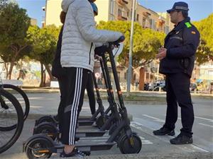 La policia de Vilanova incorpora els patinets elèctrics a les classes de circulació per a escolars. Ajuntament de Vilanova