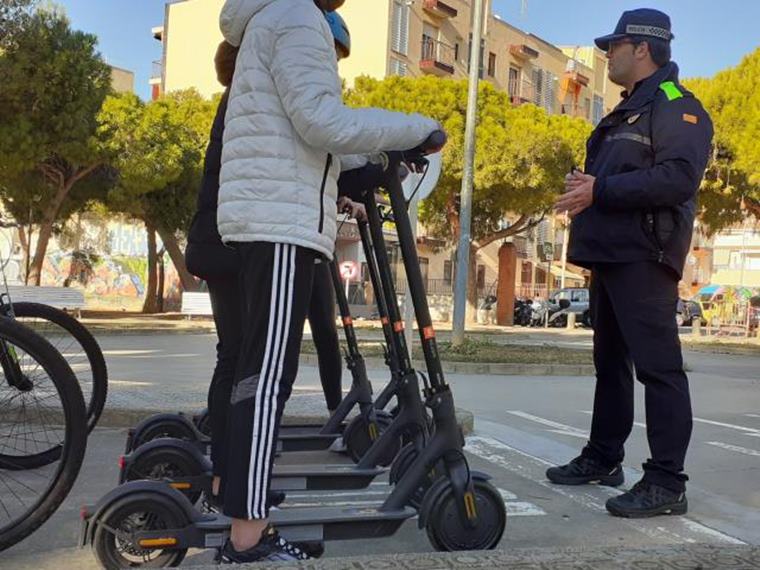 La policia de Vilanova incorpora els patinets elèctrics a les classes de circulació per a escolars. Ajuntament de Vilanova