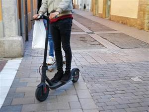 La policia de Vilanova multa sis de cada deu conductors de patinets elèctrics per incompliment de la normativa