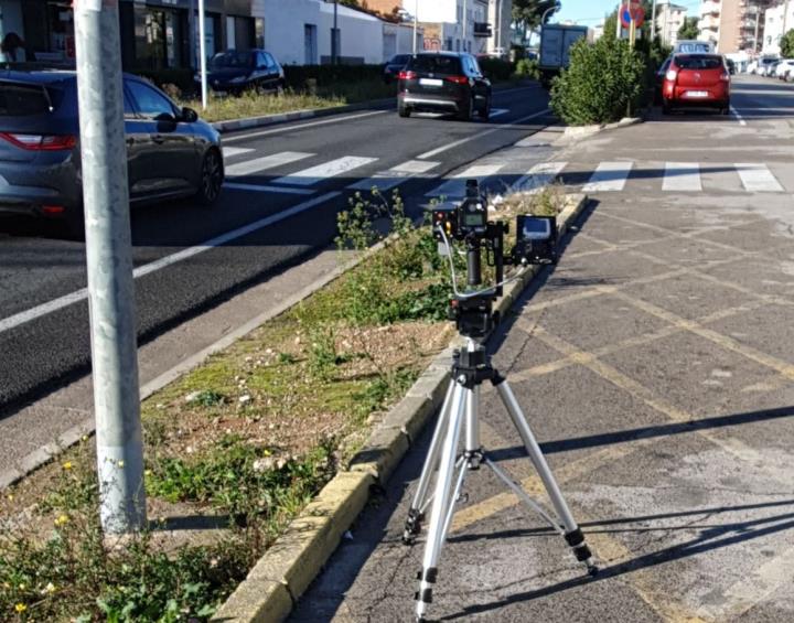 La policia local de Cunit estrena un radar mòbil per controlar la velocitat a les vies urbanes . Ajuntament de Cunit