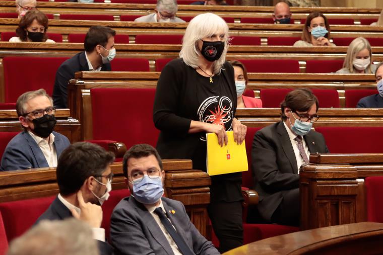 La presidenta del grup de la CUP, Dolors Sabater, passa pel costat del president de la Generalitat, Pere Aragonès, i el vicepresident, Jordi Puigneró.