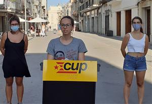 La regidora cupaire, Arantxa Fernández en roda de premsa. Eix