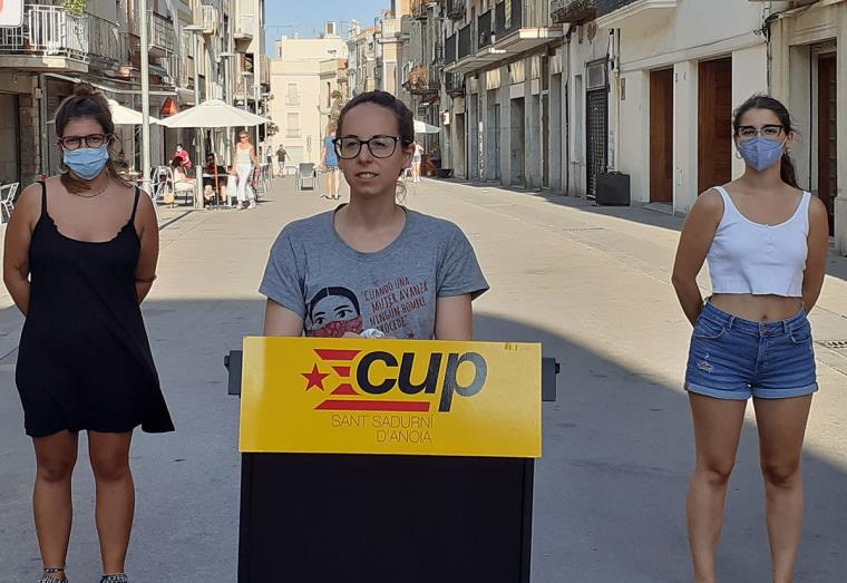 La regidora cupaire, Arantxa Fernández en roda de premsa. Eix