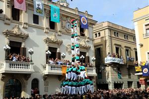 La torre de nou amb folre i manilles dels Castellers de Vilafranca durant la diada de Tots Sants. Imatge de l'1 de novembre del 2019. ACN