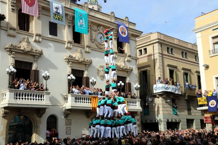 La torre de nou amb folre i manilles dels Castellers de Vilafranca durant la diada de Tots Sants. Imatge de l'1 de novembre del 2019. ACN