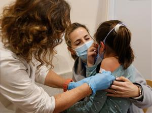 La vacunació als nens arrenca amb el 80% de les cites prèvies reservades