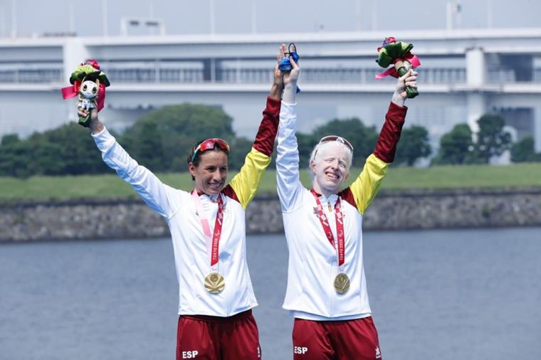 La vilafranquina Sara Loehr s'alça amb la medalla d'or a Tòquio com a guia de l'atleta Susana Rodríguez. EIX