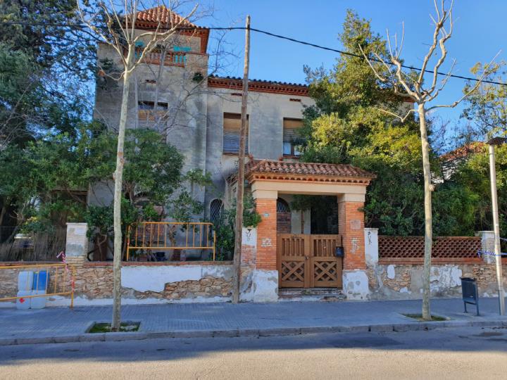 L’Ajuntament de Cubelles neteja subsidiàriament i per motius de seguretat el jardí de la Casa Estapé. Ajuntament de Cubelles