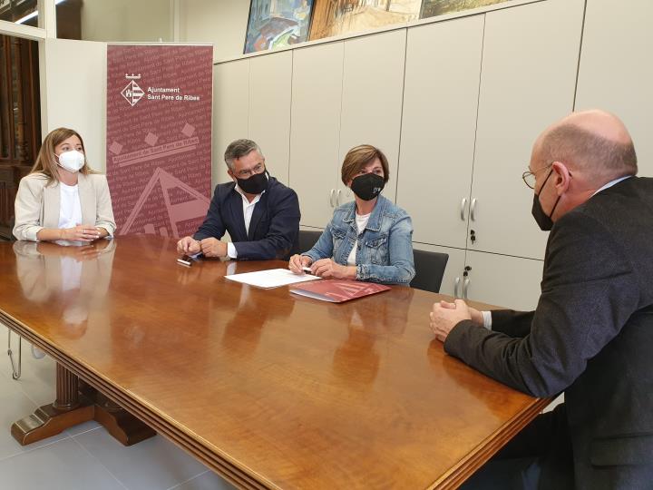 L'Ajuntament de Sant Pere de Ribes signa un conveni per tal que el nou supermercat doni feina a aspirants locals. Ajt Sant Pere de Ribes