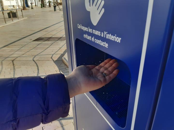 L’Ajuntament de Sitges instal·la 8 dispensadors de gel hidroalcohòlic al carrer. Ajuntament de Sitges