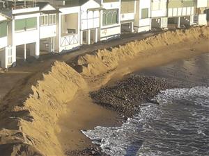 L’Ajuntament de Sitges neteja la sorra acumulada a les casetes de Garraf