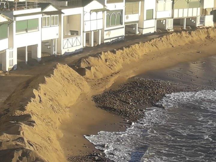 L’Ajuntament de Sitges neteja la sorra acumulada a les casetes de Garraf. Ajuntament de Sitges