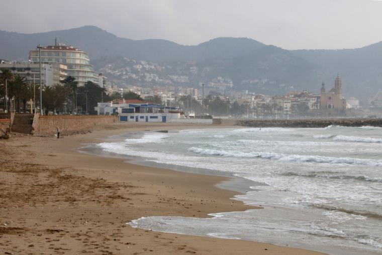 L'Ajuntament de Sitges proposa reduir a la meitat el nombre de xiringuitos a les platges. ACN