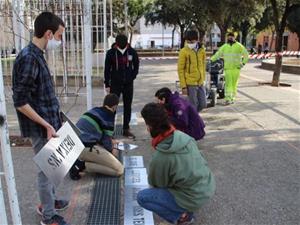 L'alumnat de l'institut Cabanyes consciencia la població sobre l'ús del clavegueram