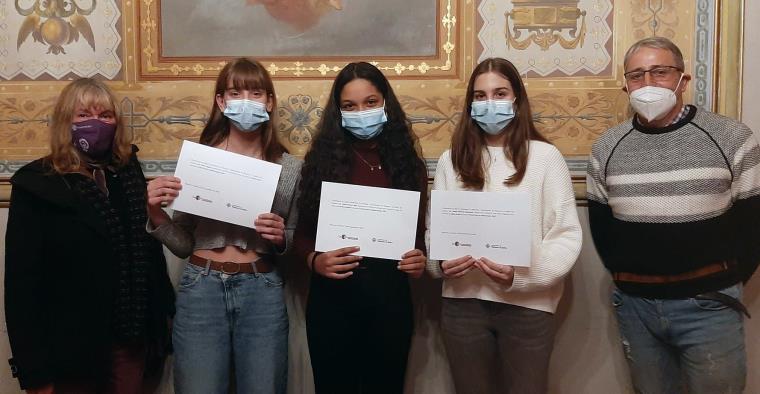 L'alumnat de secundària i batxillerat de Vilanova i la Geltrú escriu contra les violències masclistes. Ajuntament de Vilanova