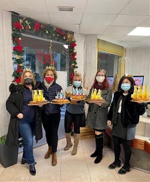 L'Arc Serveis regala un tortell de Reis als 14 domicilis que s'han sumat a la iniciativa de pintar els retallables del Grup Pessebrista del Vendrell.