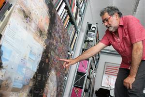 L'artista Joan Fontcuberta en el seu taller de Granollers amb el calendari basat en el fotomosaic 'Mirades des del confinament'. ACN