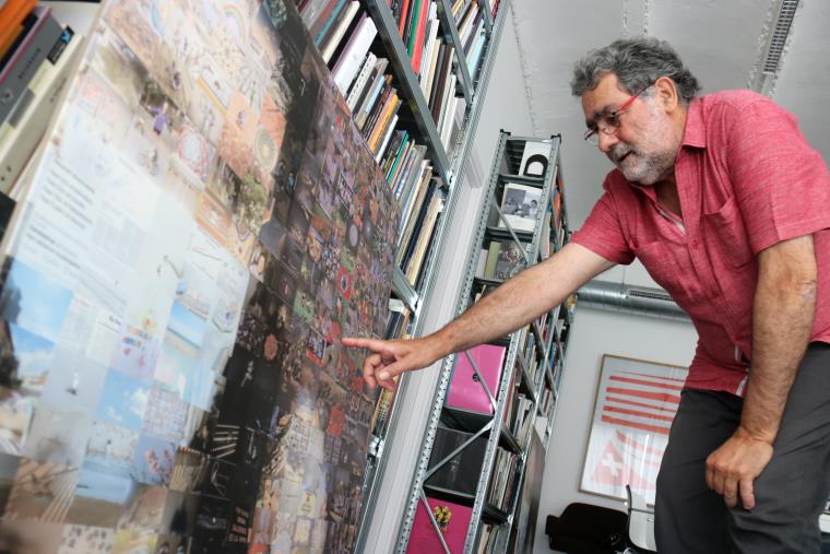 L'artista Joan Fontcuberta en el seu taller de Granollers amb el calendari basat en el fotomosaic 'Mirades des del confinament'. ACN