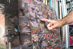 L'artista Joan Fontcuberta en el seu taller de Granollers amb el calendari basat en el fotomosaic 'Mirades des del confinament'