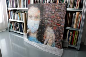 L'artista Joan Fontcuberta en el seu taller de Granollers amb el calendari basat en el fotomosaic 'Mirades des del confinament'