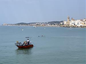 L’embarcació de neteja al mar ha recollit 255 quilos de residus en les primeres setmanes de servei a Sitges. Ajuntament de Sitges