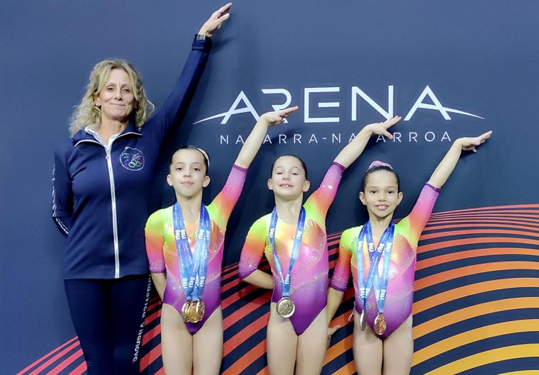 L'entrenadora Lidia Castillejo amb Nerea Sampietro, Gala Martínez i Carlota Moreno. Eix