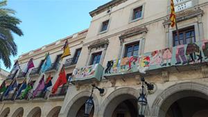 Les banderes de les Comparses ja decoren la plaça de la Vila de Vilanova i la Geltrú. Ajuntament de Vilanova