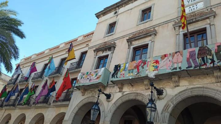 Les banderes de les Comparses ja decoren la plaça de la Vila de Vilanova i la Geltrú. Ajuntament de Vilanova