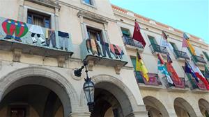 Les banderes de les Comparses ja decoren la plaça de la Vila de Vilanova i la Geltrú