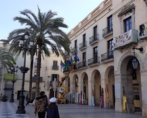 Les banderes de les Comparses ja decoren la plaça de la Vila de Vilanova i la Geltrú