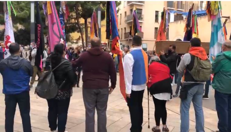 Les banderes de les Comparses tornen al carrer per acomiadar Xavier Álvaro. EIX