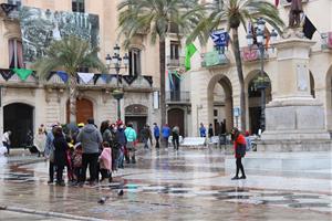 Les Comparses surten a votar amb les indumentàries de festa més típica de Vilanova i la Geltrú . ACN