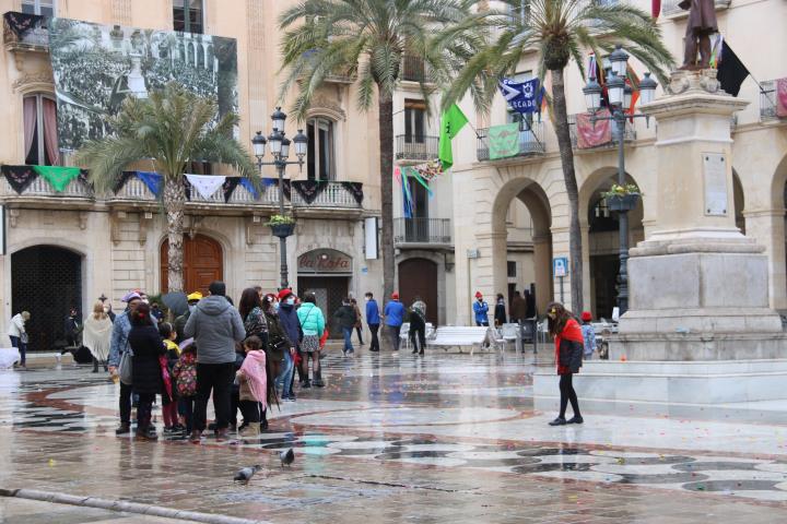 Les Comparses surten a votar amb les indumentàries de festa més típica de Vilanova i la Geltrú . ACN