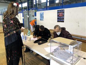 Les Comparses surten a votar amb les indumentàries de festa més típica de Vilanova i la Geltrú 