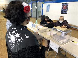 Les Comparses surten a votar amb les indumentàries de festa més típica de Vilanova i la Geltrú 