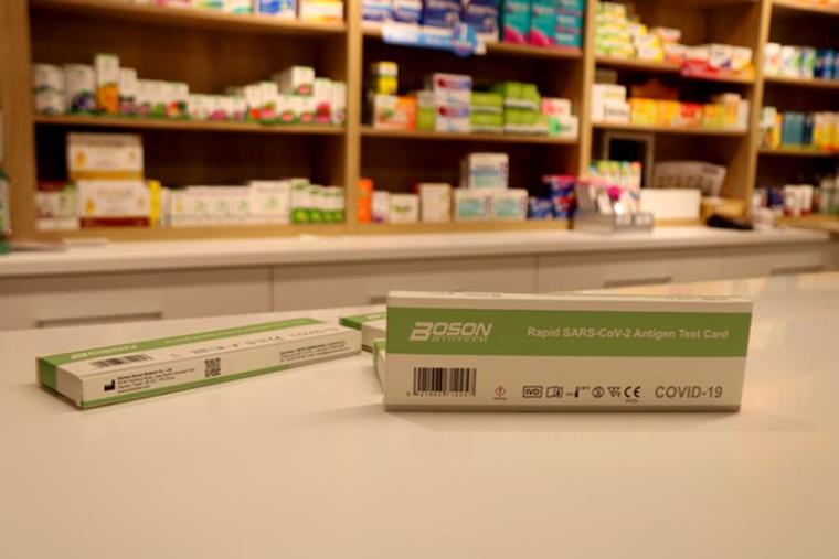 Les farmàcies pràcticament esgoten els tests d'antígens per la demanda disparada per les festes de Nadal. ACN