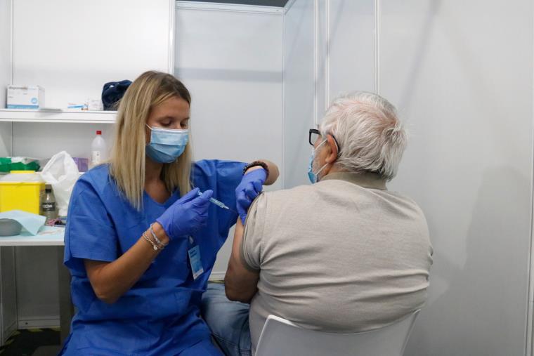 Les infermeres d'atenció primària reclamen obrir la vacunació a tothom davant el repunt de positius i càrrega de feina. ACN