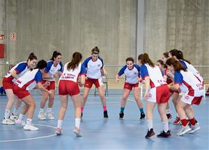 Les jugadores del Júnior femení B escalfant abans del partit. CB Samà