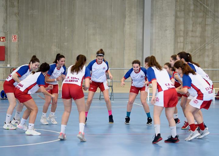 Les jugadores del Júnior femení B escalfant abans del partit. CB Samà