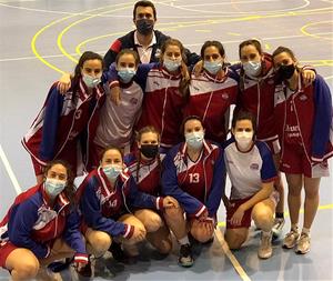 Les jugadores del sènior femení del CB Samà amb el seu entrenador. Eix