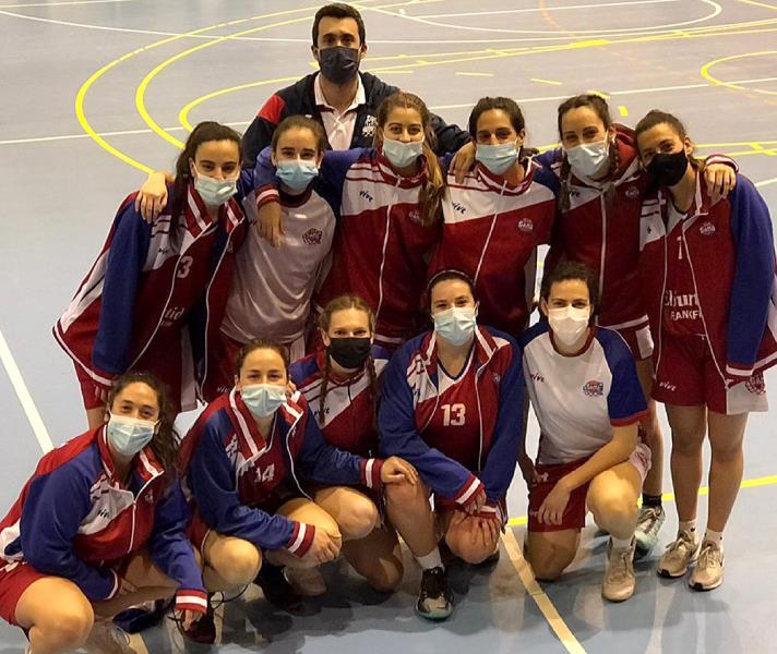 Les jugadores del sènior femení del CB Samà amb el seu entrenador. Eix