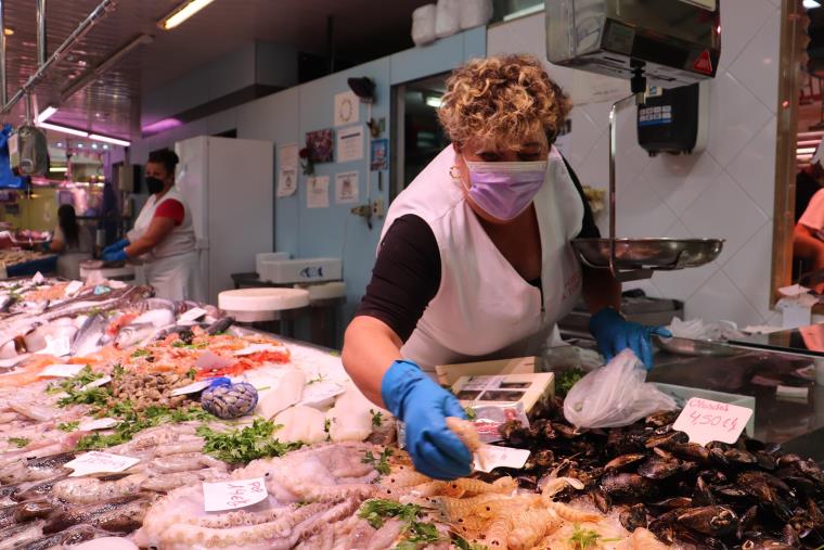 Les vendes als mercats es mantenen malgrat les restriccions. Mercat del Centre VNG