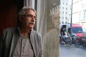 L'escriptor Jaume Cabré mirant a través d'un vidre el carrer, amb el seu reflex, durant una entrevista amb l'ACN, el 28 de novembre de 2017. ACN