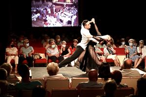 L'espectacle 'Un casal de fusta centenari' dona el tret de sortida al programa d'homenatge al Teatre del Casal