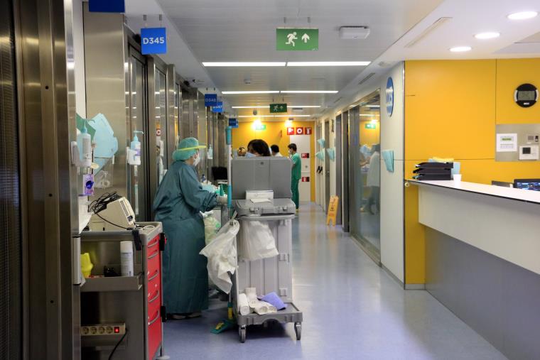 L'explosió de casos comença a notar-se als hospitals, amb més arribades a Urgències i un lleuger increment d'ingressos. ACN