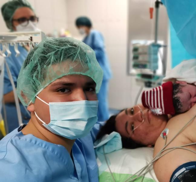 L’Hospital Comarcal de l’Alt Penedès ja permet que un acompanyant acompanyi la mare durant la cesària. CSAPG