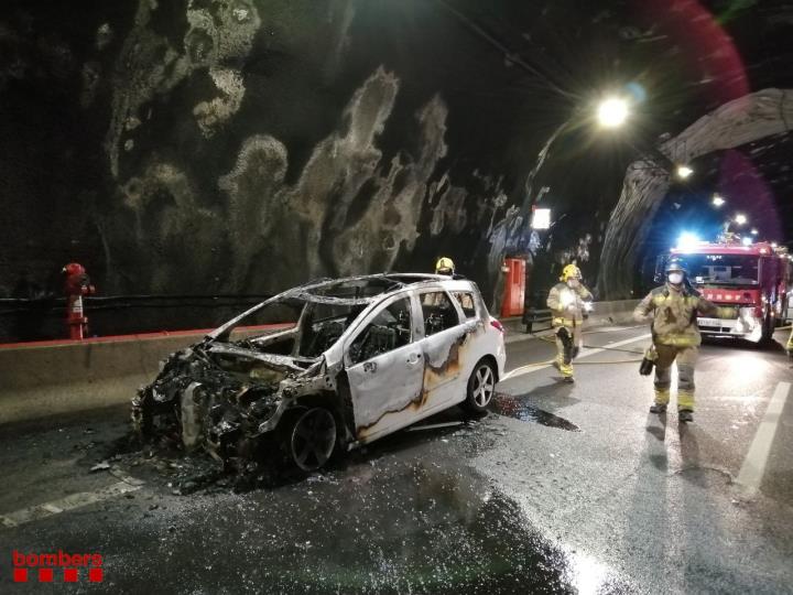 L'incendi d'un vehicle als túnels de Garraf obliga a tallar la C-32 a Sitges. Bombers