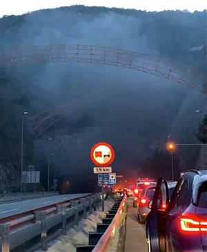 L'incendi d'un vehicle als túnels de Garraf obliga a tallar la C-32 a Sitges