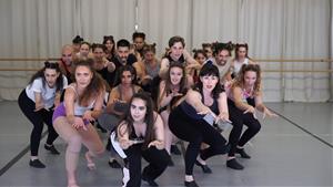 L’Institute of the Arts Barcelona estrena l’espectacle “Cats” a la Carpa Revolució de Sant Pere de Ribes. EIX