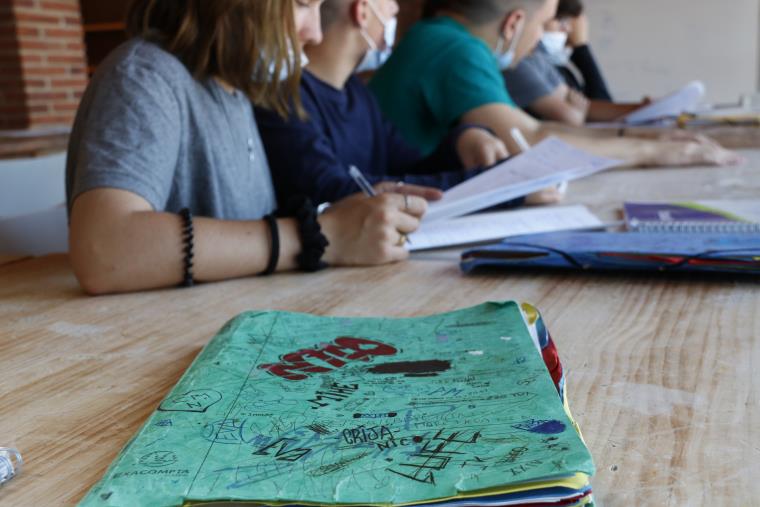 Menors fent classe en un centre terapèutic per a adolescents. ACN / Núria Torres